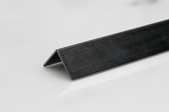 สีดํา Brushed สแตนเลส Tile Trim รูปทรง V DIN มาตรฐาน 2438MM ความยาว